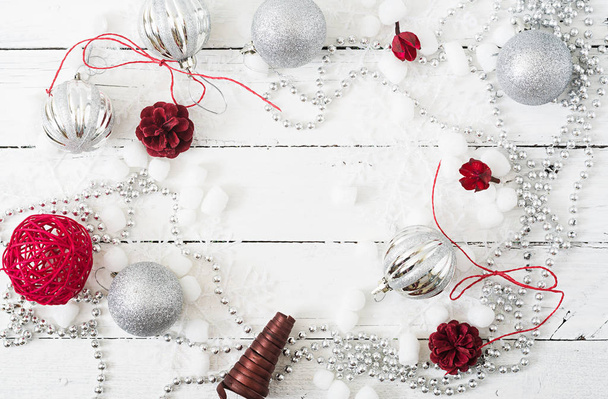 Uusi vuosi Joulupuinen valkoinen tausta pallot ja tinsel
 - Valokuva, kuva