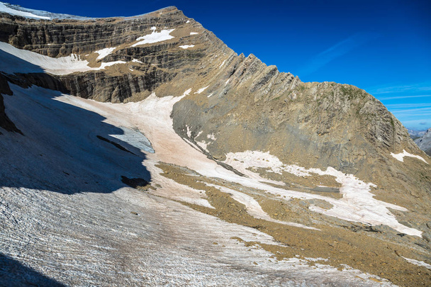 Glacier in the Cirque de Gavarnie in the central Pyrenees - Fran - Fotoğraf, Görsel