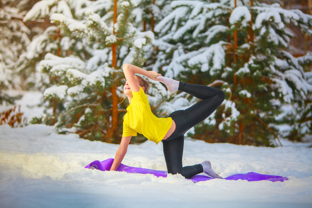 krásná žena, která dělá jógu venku ve sněhu  - Fotografie, Obrázek