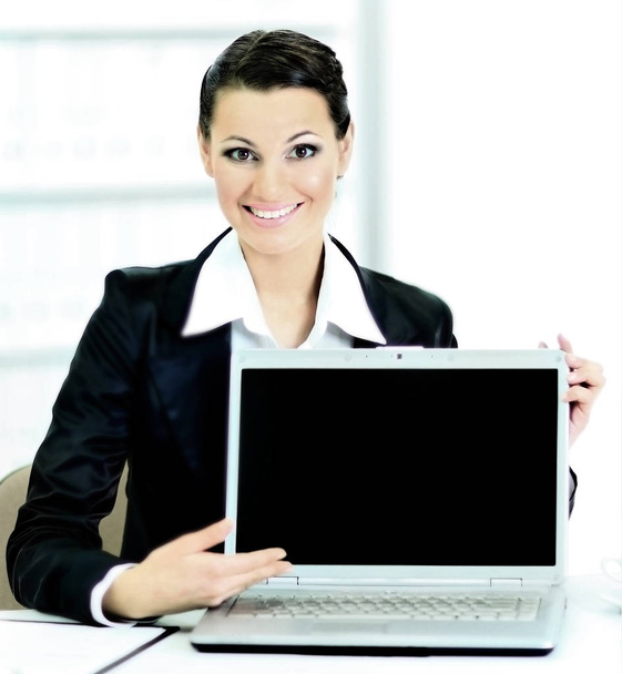  Beautiful business woman in the office, representation of the laptop. - Foto, immagini