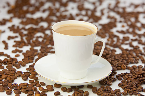 koffie in het koffiekopje met natuurlijke granen - Foto, afbeelding