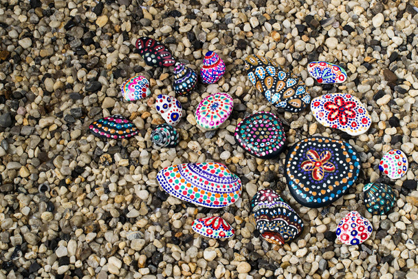 Fond bigarré avec galets de mer et pierres peintes à la main et s
 - Photo, image