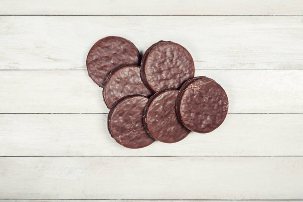 Chocolate cookies on wooden background - Фото, изображение