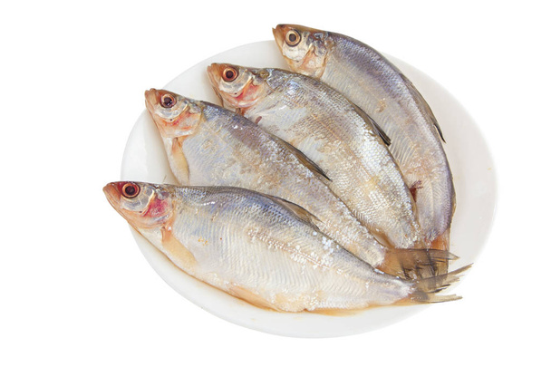 Beyaz arka plan üzerinde beyaz bir tabakta Peled çiğ balık - Fotoğraf, Görsel
