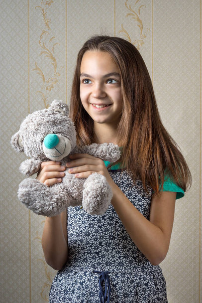szczęśliwy 11-letnia dziewczynka z misiem - Zdjęcie, obraz