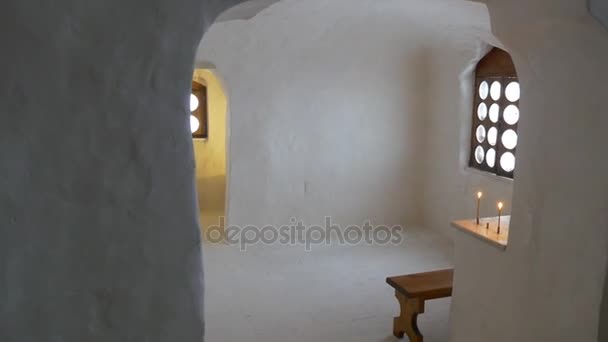 Adamın Svyatogorsk Lavra mağara turist tapan Hacı tebeşir mağara tur içinde kilise Şapel içinde Ukrayna Svyatogorsk turizm girer - Video, Çekim
