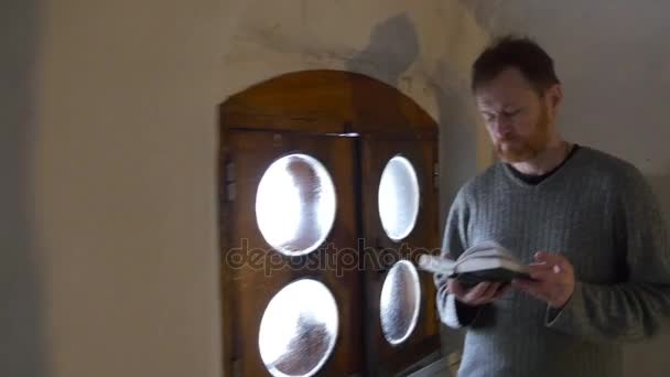 チョーク洞窟教会の礼拝堂で白長い廊下洞窟修道院観光中に撮影高速は Svyatogorsk ウクライナへクロス壁ツアー - 映像、動画