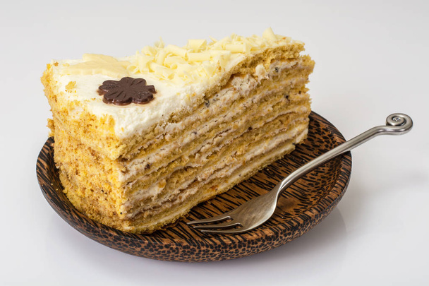 Mézes sütemény tejszínhabbal és fehér csokoládé - Fotó, kép