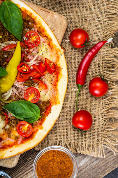 Pizza italiana rústica en una pastelería fina con cerdo picado, jamón, Tom
 - Foto, Imagen