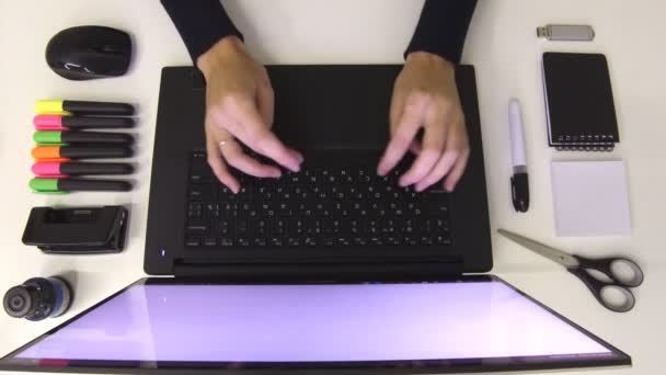 Αναλώσιμα και είδη γραφείου μαύρο και άσπρο. Γυναίκα πληκτρολογώντας σε φορητό υπολογιστή - Πλάνα, βίντεο