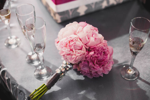 bouquet da sposa su un tavolo decorato
 - Foto, immagini