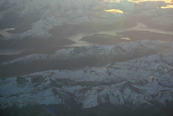 Luchtfoto van gletsjers, bergen, sneeuw en dal in Patagonië, Chili - Foto, afbeelding