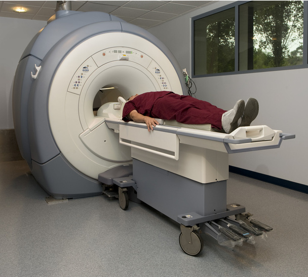 Paciente a punto de entrar en una máquina de resonancia magnética
 - Foto, Imagen