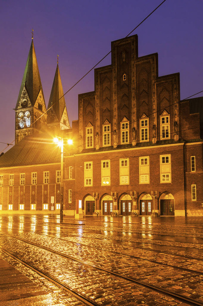 Βροχή από τον καθεδρικό ναό του Αγίου Πέτρου στη Βρέμη - Φωτογραφία, εικόνα