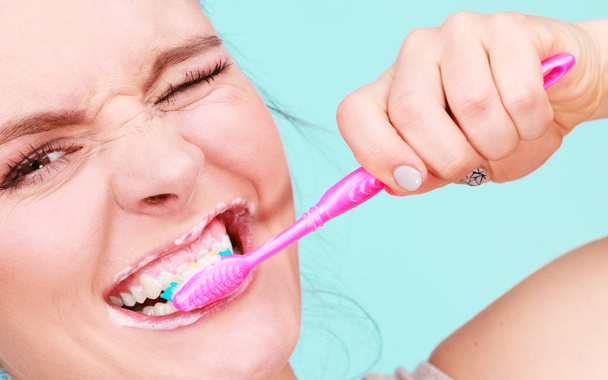 Woman brushing cleaning teeth - Foto, imagen