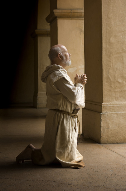 mnich w modlitwie - Zdjęcie, obraz
