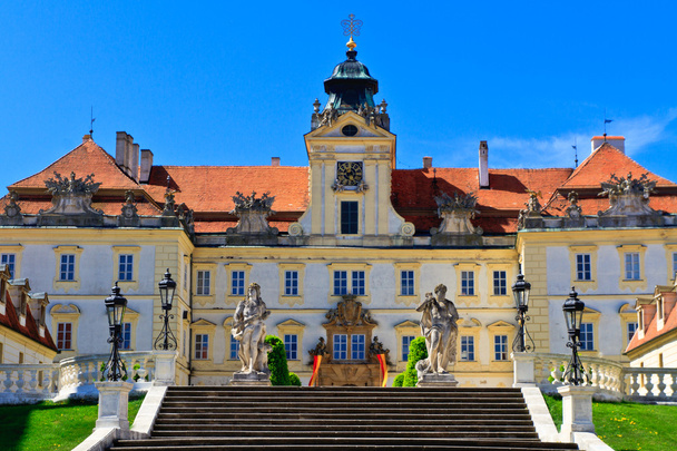 Дворец Валтице, объект Всемирного наследия ЮНЕСКО, Чешская Республика
 - Фото, изображение