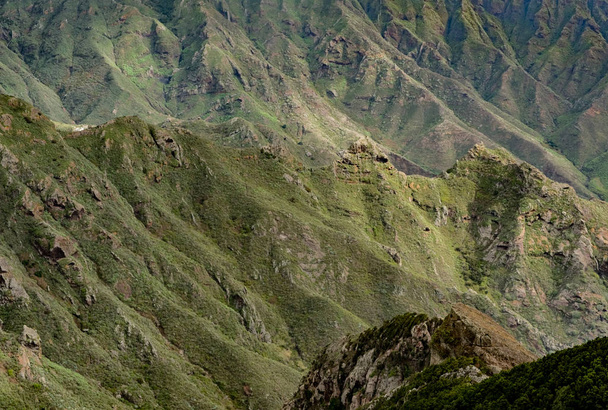 зелений гірський ландшафт
  - Фото, зображення