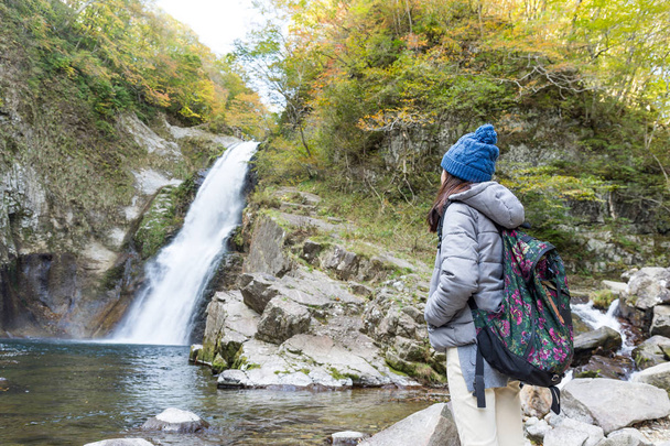 Woman go for hiking in waterfall - Foto, immagini