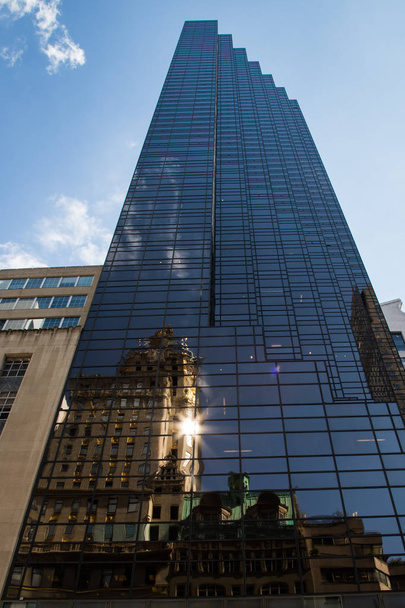 НЬЮ-ЙОРК 26 СЕНТЯБРЯ 2016: Низкий угол золотого фасада башни Трампа, 68-этажный небоскреб штаб-квартиры Трампа Организации, роскошные офисы и резиденции, Манхэттен, 26 сентября 2016 года
. - Фото, изображение