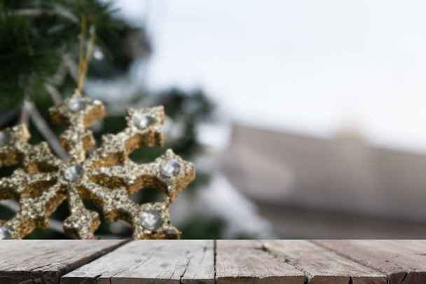 からぶら下がっ金光沢のあるクリスマスの飾りのぼかしの背景  - 写真・画像