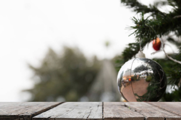 からぶら下がっ銀光沢のクリスマスの飾りのぼかしの背景  - 写真・画像