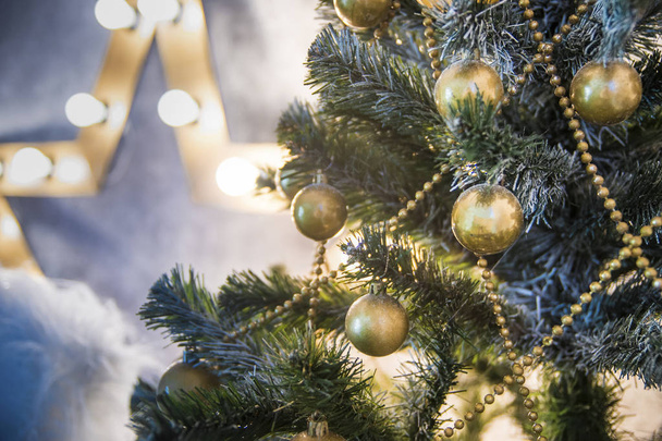 Decoraciones en las ramas del árbol de Navidad con poca profundidad de campo
 - Foto, Imagen