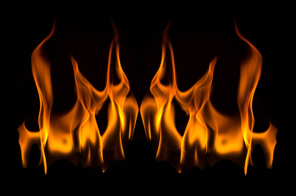  Flammen auf schwarzem Hintergrund - Foto, Bild