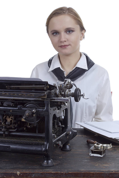 Leuk meisje op de typemachine - Foto, afbeelding