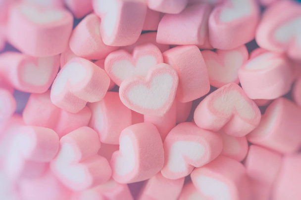 Ροζ καρδιά σχήμα marshmallow για θέμα αγάπη και την έκφραση του Αγίου Βαλεντίνου - Φωτογραφία, εικόνα