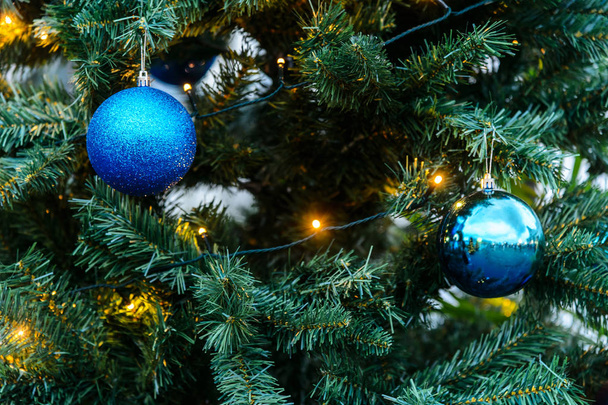 Bola decorativa en árbol de Navidad
 - Foto, imagen