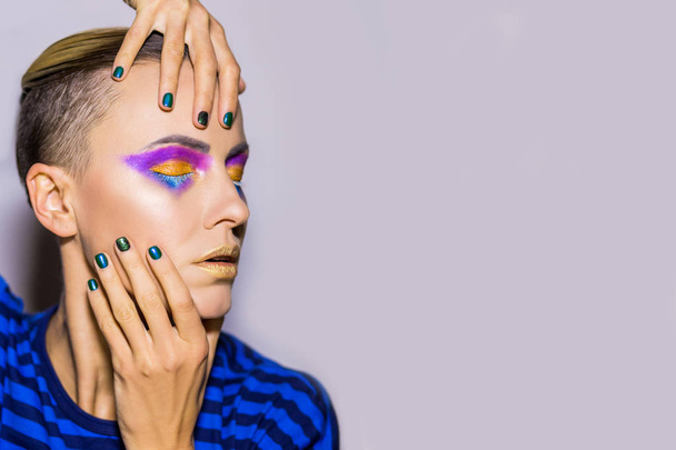 Pretty girl with unusual bright makeup and manicure design - Foto, Imagem