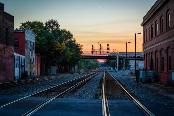 Railroad tracks at sunset, in downtown Greensboro, North Carolin - Φωτογραφία, εικόνα