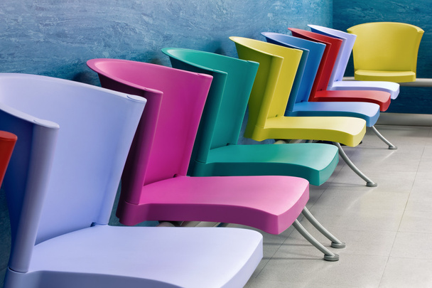 Cadeiras coloridas em uma sala de espera
 - Foto, Imagem