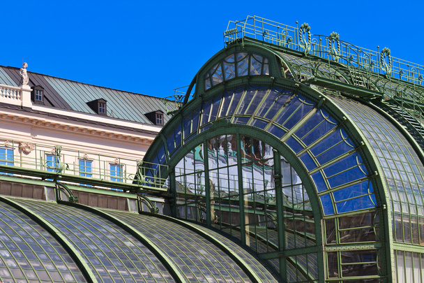 Detalles arquitectónicos de Palmenhaus y el palacio de Hofburg en Viena
 - Foto, imagen