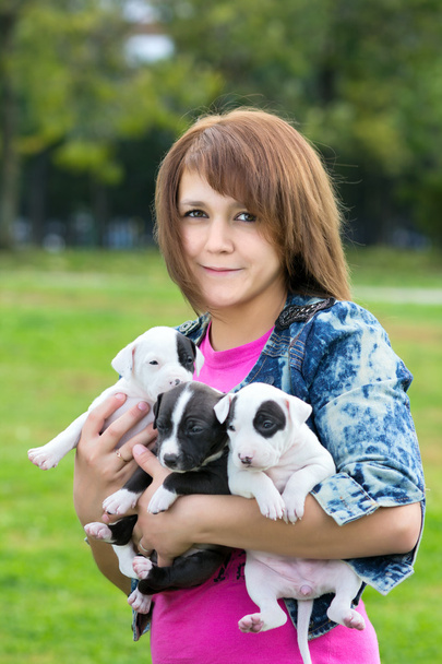 jonge vrouwen houden drie pups - Foto, afbeelding