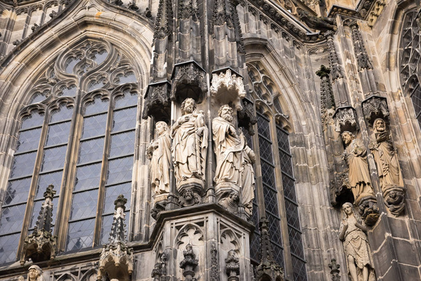 Figuras de piedra de la fachada de la Catedral de Aquisgrán, Alemania
 - Foto, imagen