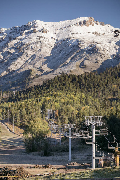 kabina výtahu v horách na podzim. Koncepce přípravy ski areály pro zimní sezónu - Fotografie, Obrázek