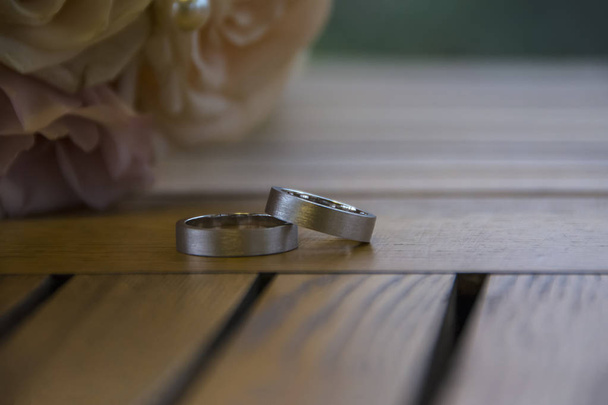 esküvői csokor a fából készült asztal gyűrűk - Fotó, kép