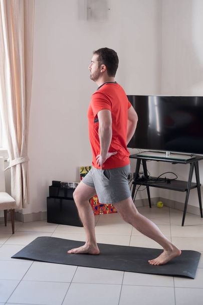 Człowiek robi ćwiczenia ciała i pracy w domu - Zdjęcie, obraz