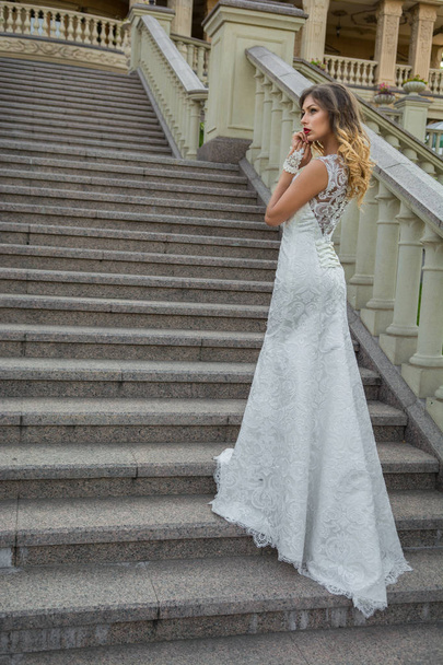 Gyönyörű menyasszony fehér esküvő kívül az Udvarház - Fotó, kép