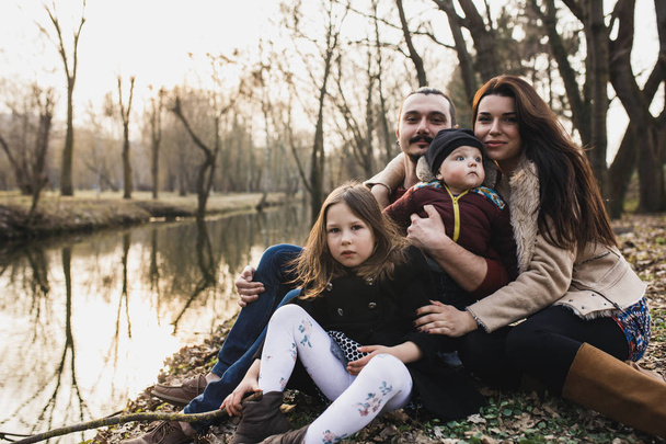 family resting on the river bank - Fotografie, Obrázek