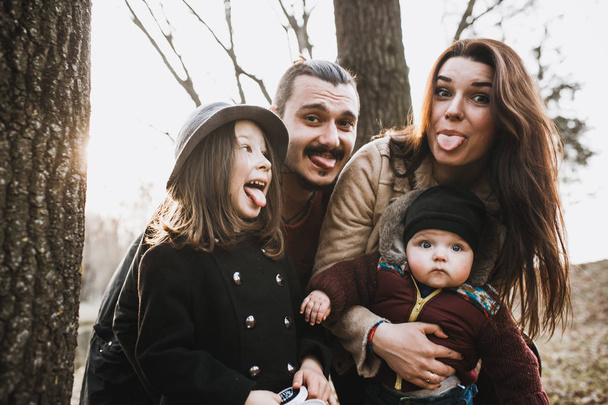 famiglia allegra e felice nel parco autunnale
 - Foto, immagini
