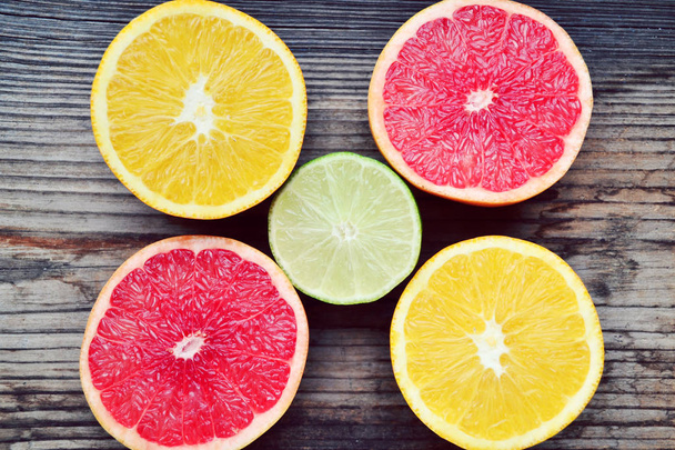 グレープ フルーツ、オレンジ、ライムの柑橘系の果物のセット - 写真・画像