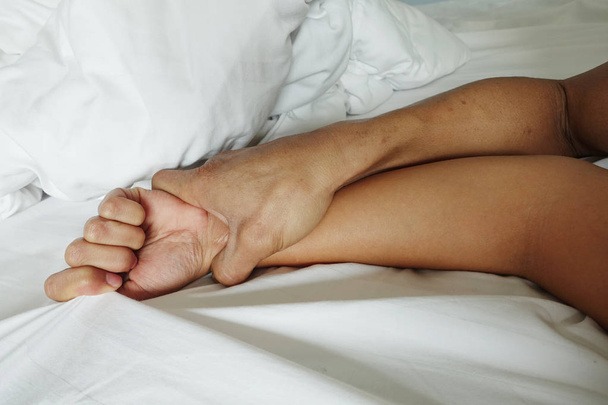 La mano de un hombre peludo sosteniendo la mano de una mujer por violación y abuso sexual
 - Foto, imagen
