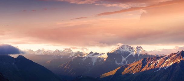Гірська панорама під час світанку
 - Фото, зображення
