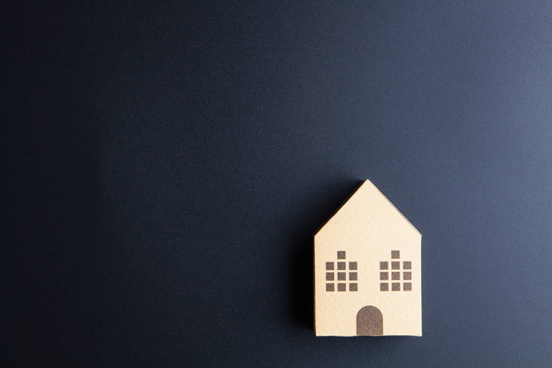 Model architektoniczny domu papier pole kostki na czarnym tle wit - Zdjęcie, obraz