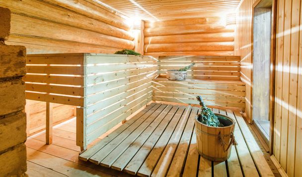 Russische sauna banya met water en berken bezem - Foto, afbeelding