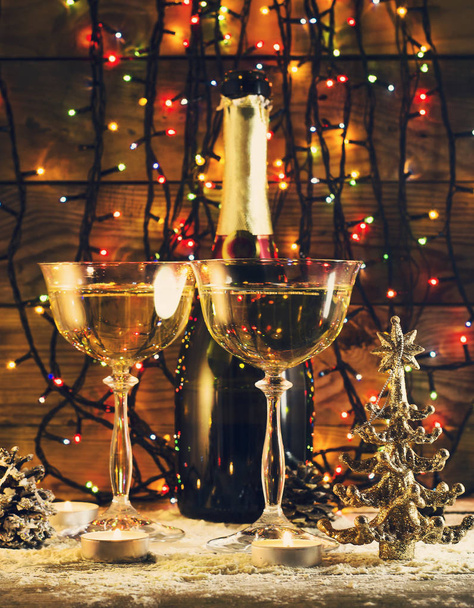 Skład nowego roku o okulary szampana i oświetlenie - Zdjęcie, obraz