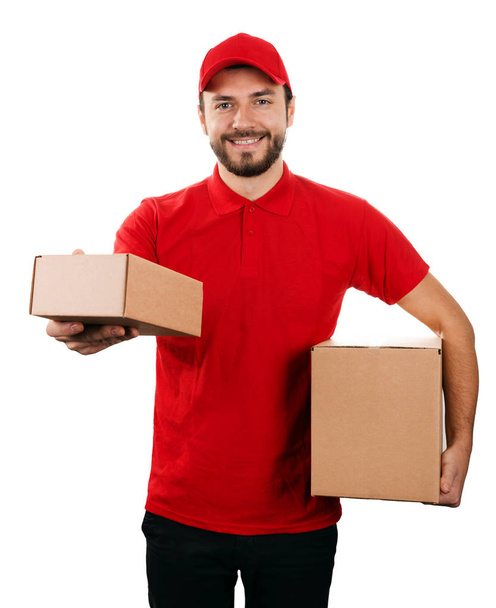 házhozszállítás - fiatal, mosolyogva futár gazdaság dobozok, fehér - Fotó, kép